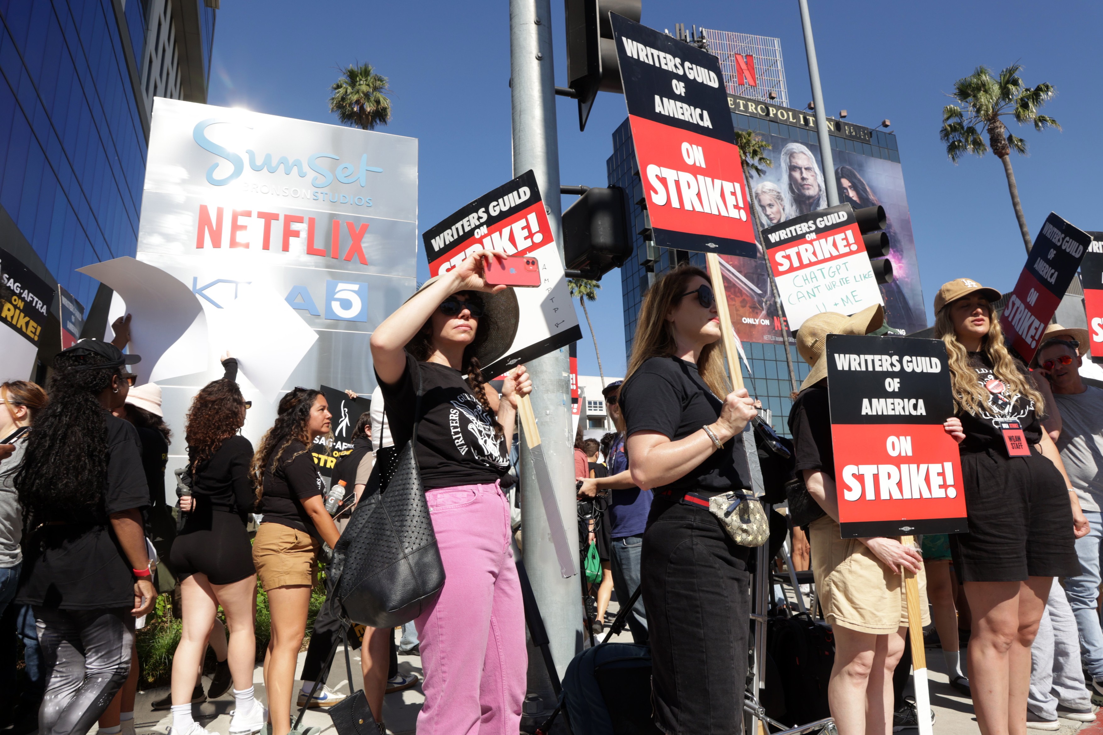Vedetele s-au alăturat celei mai mari greve de la Hollywood din ultimii ani și au pichetat sediile principalelor studiouri americane