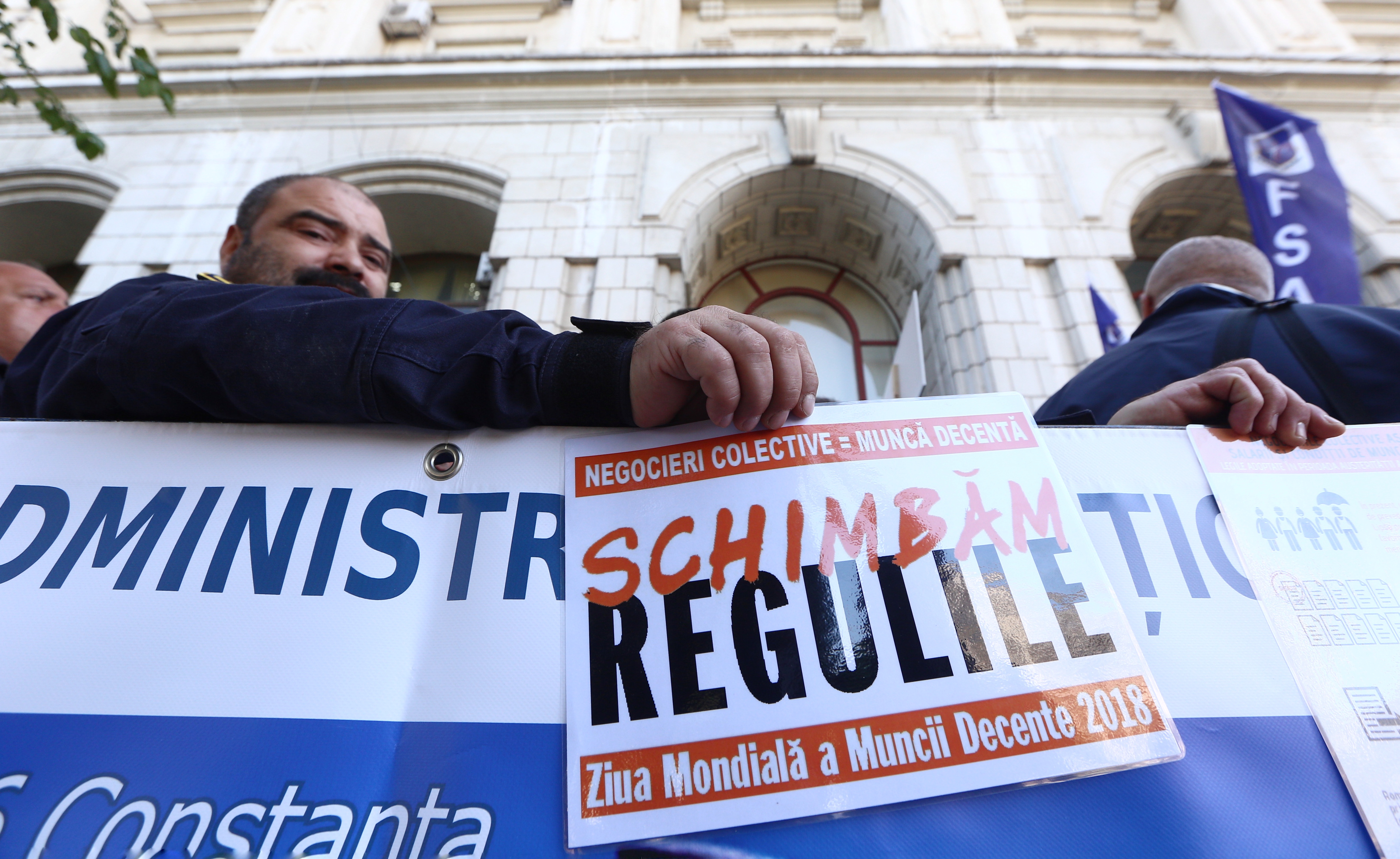 FOTO| Sute de gardieni din penitenciare protestează în fața Ministerului Justiției. Se cere demisia lui Tudorel Toader