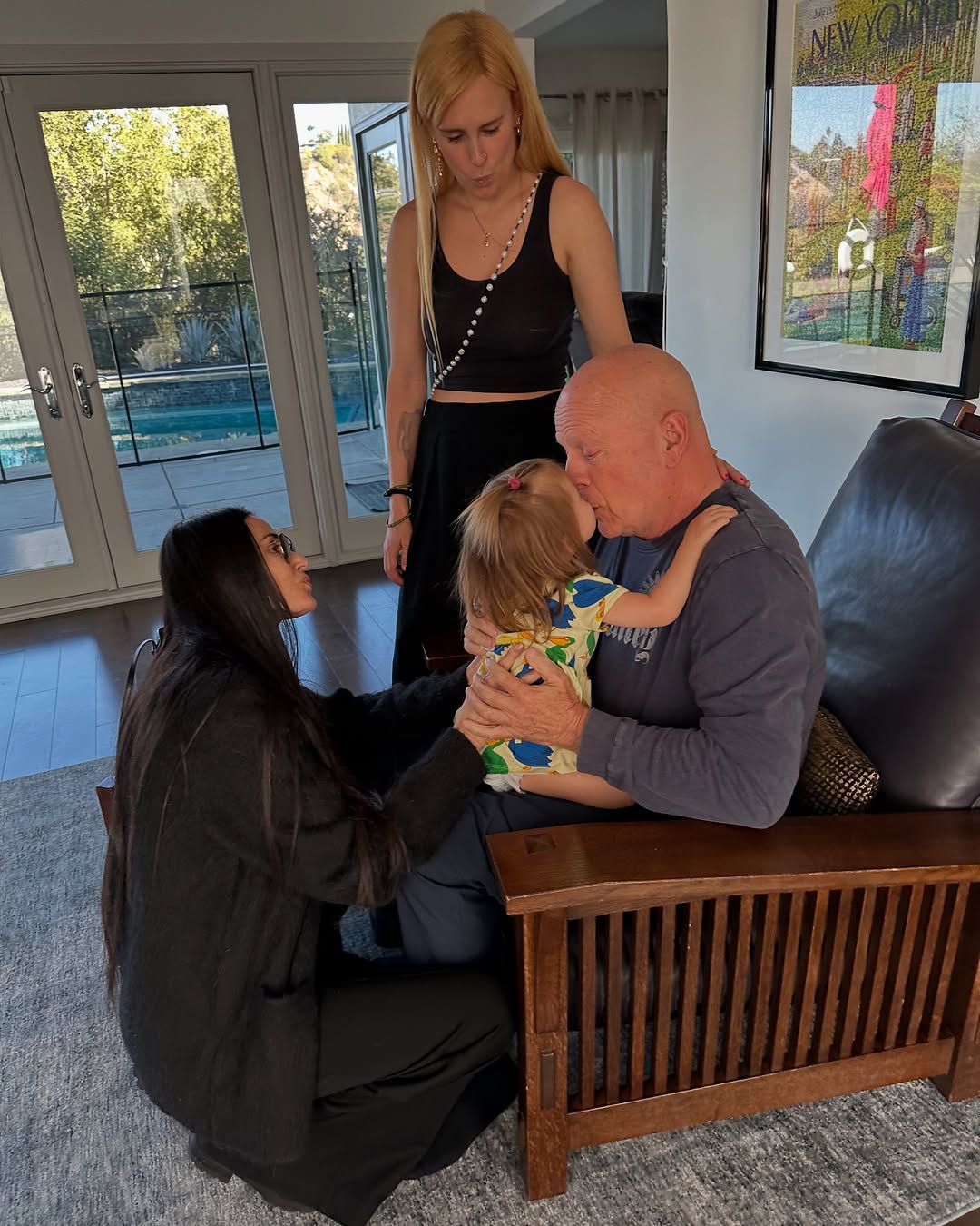 Noi imagini emoționante cu Bruce Willis: Cum arată la 70 de ani actorul diagnosticat cu demență. Demi Moore, gest superb