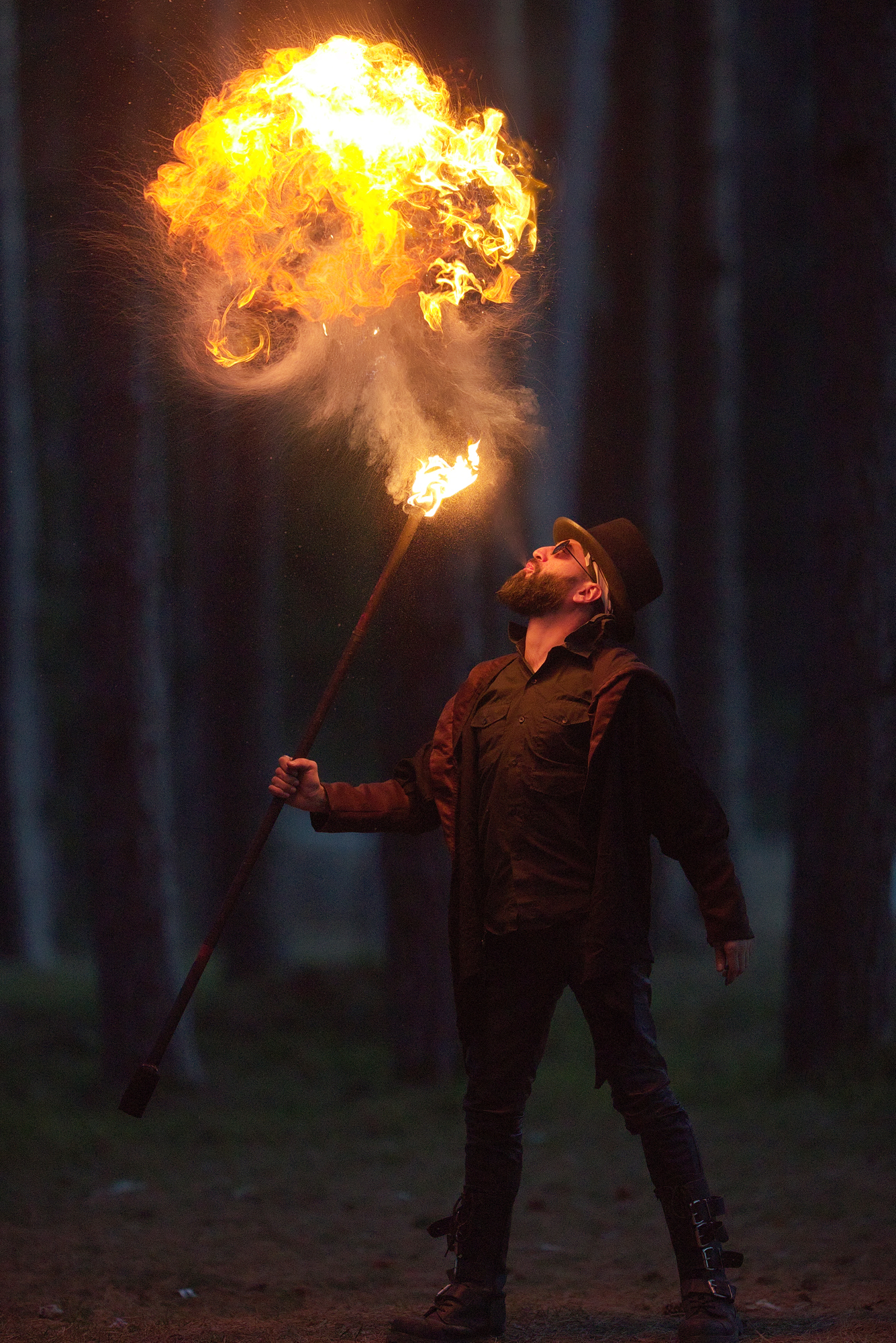 REPORTAJ: Jonglează cu focul. 12 brașoveni fac spectacol la festivalurile medievale și aduc în scenă sicrie sau butoaie de motorină din care taie cu flexul/ GALERIE FOTO