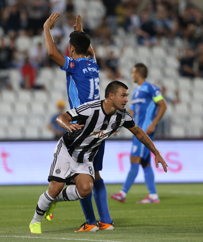 Atacantul bulgar Bojinov, de la Partizan Belgrad, e optimist: ”Steaua e slabă, putem să trece de români. Aici, toți turbează când aud de Steaua, de Steaua Roșie și de alte stele! E mobilizare maximă”. Tânărul ”briliant” Zivkovici: ”Nu jucăm la 0-0!”