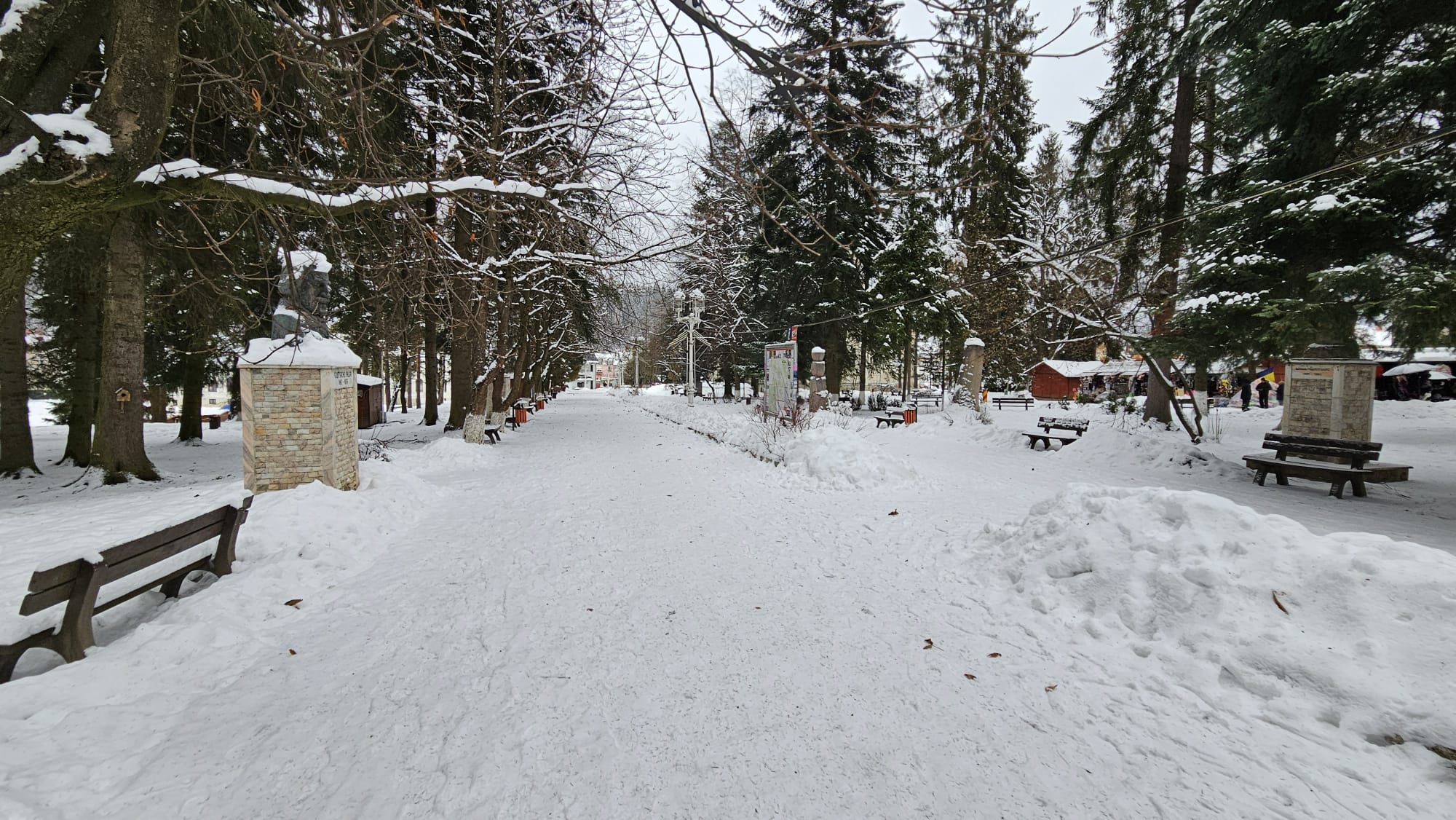Vatra Dornei este pregătită pentru sfârșitul de an. Orașul-stațiune are hotelurile pline, pârtiile deschise și prețuri accesibile | REPORTAJ