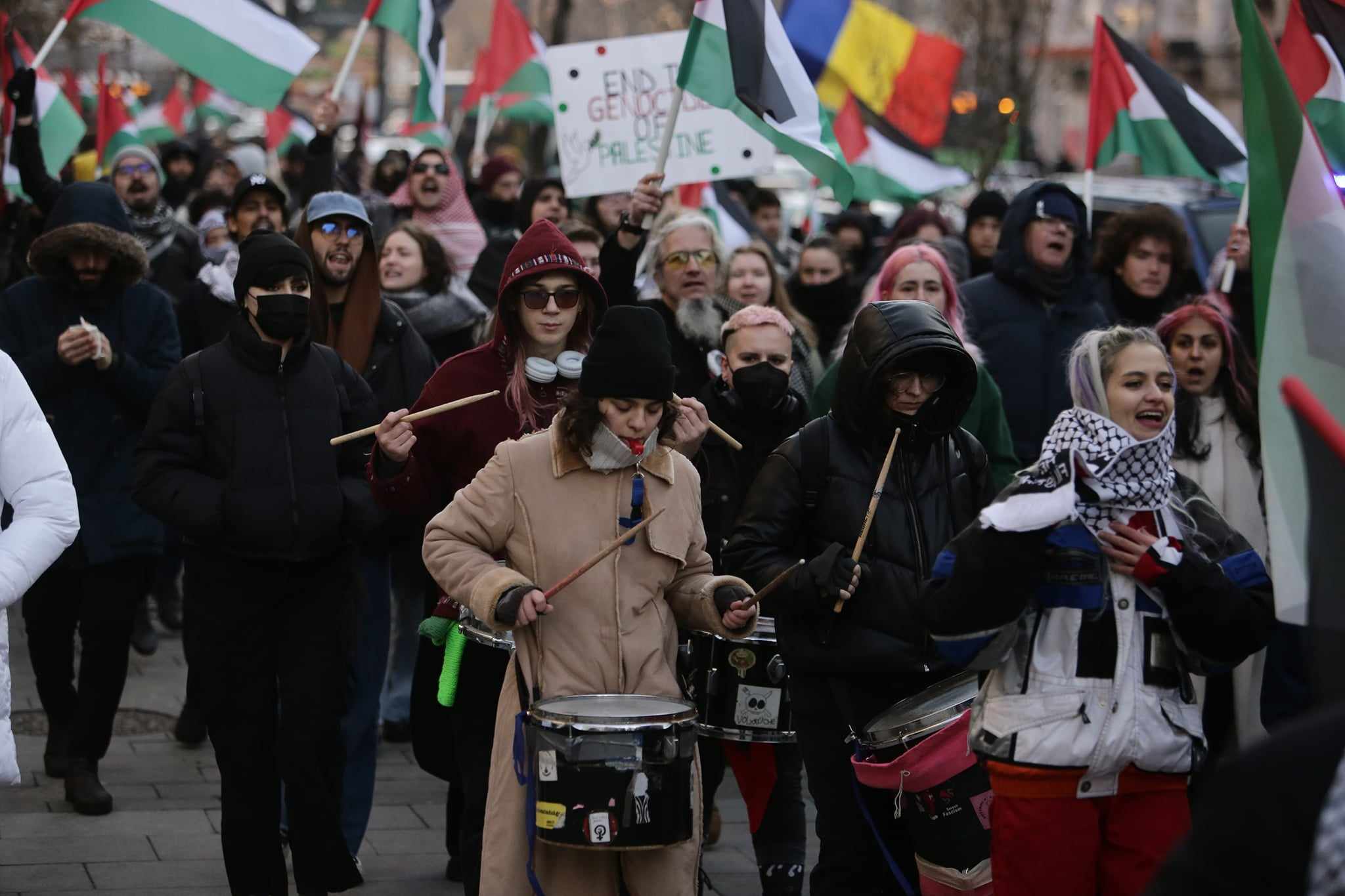 Manifestație pro-Palestina în București. Participanții au avut tobe şi fluiere, iar alţii au afişat pancarte: „Opriţi masacrul din Gaza”