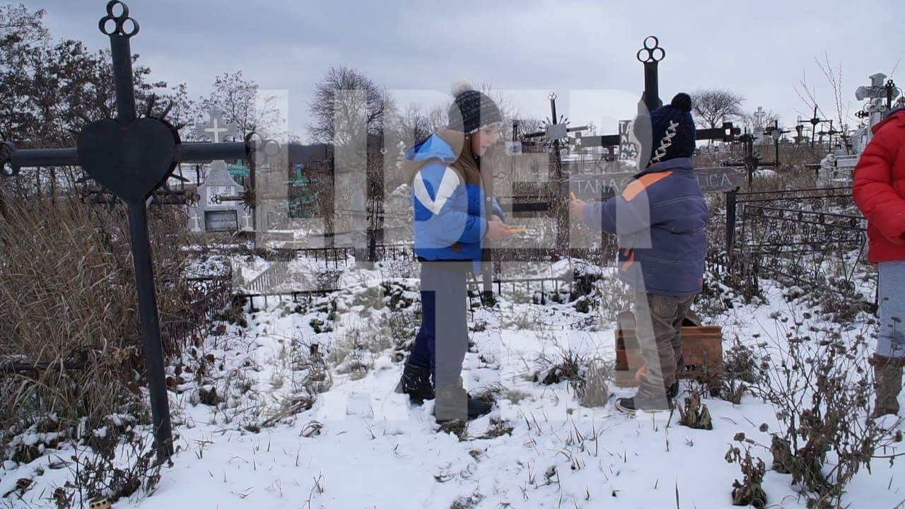 Adună lumânări din cimitir pentru a avea lumină ca să-și facă temele
