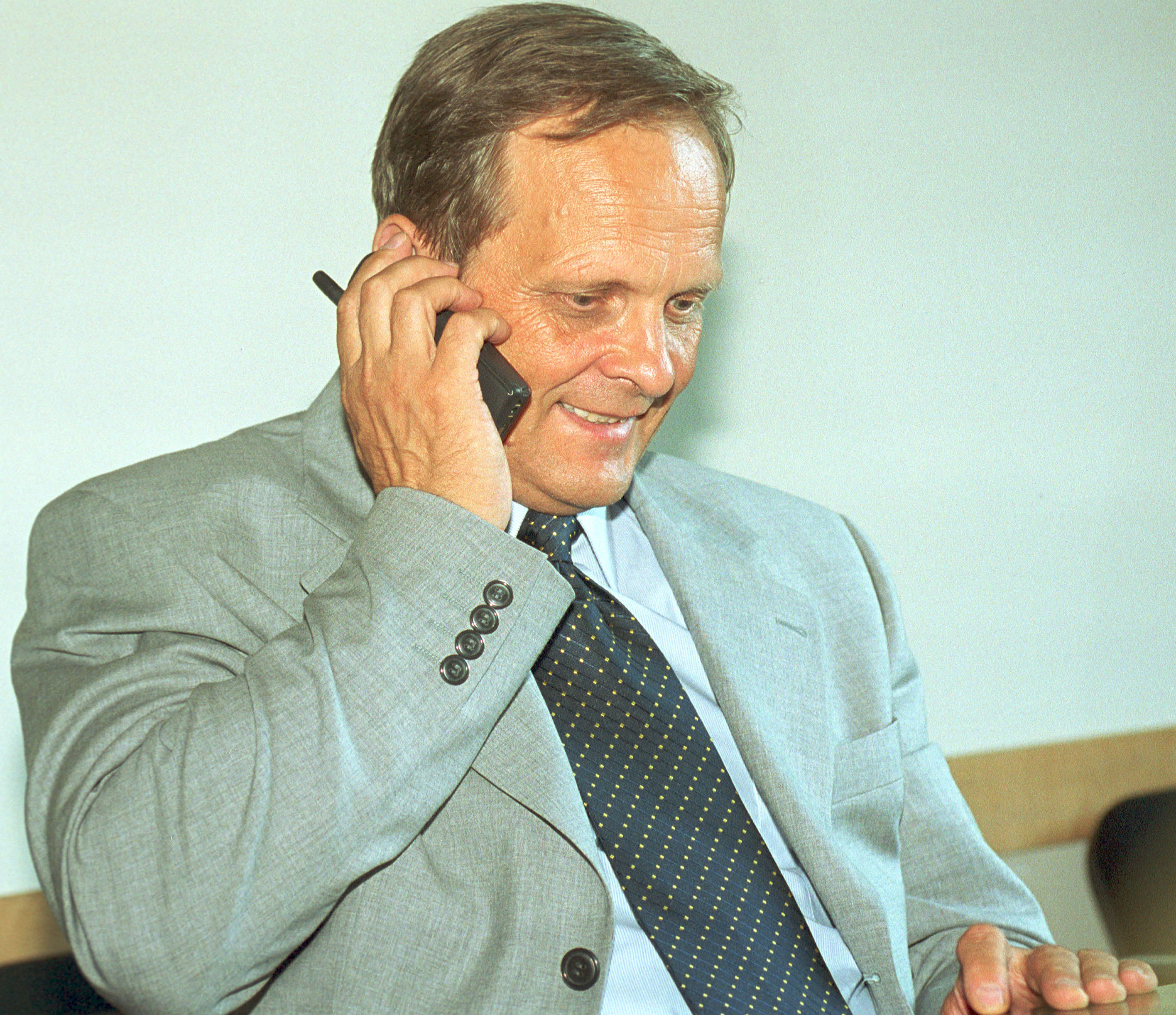 Atunci și acum / Theodor Stolojan, economistul care a ajuns premier după Mineriadă; S-a retras din cursa pentru Cotroceni, după momentul: ”Dragă Stolo”
