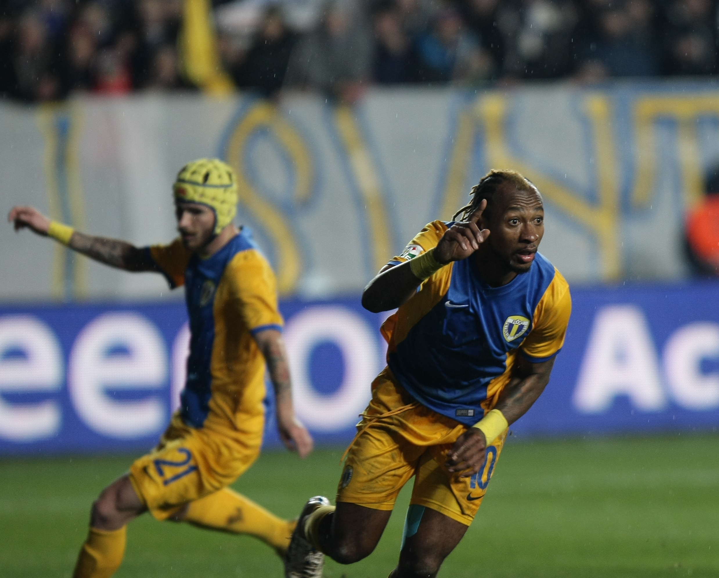 Cupa României, semifinale: PETROLUL - STEAUA 1-1. Arbitru ComănesKO / VIDEO