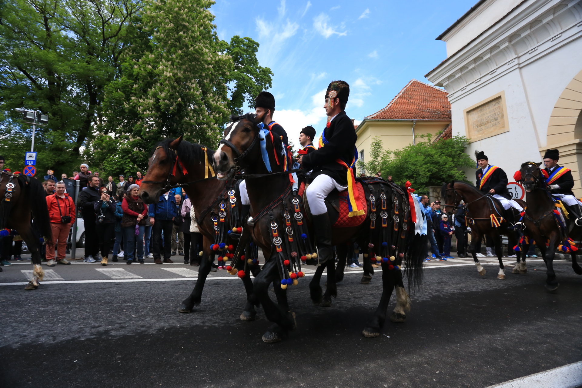 Mii de oameni au asistat la Parada Junilor la Brașov | GALERIE FOTO