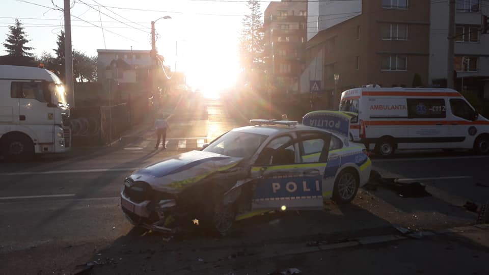 Un BMW nou al Poliției, distrus într-un accident cu patru mașini pe o stradă din Cluj
