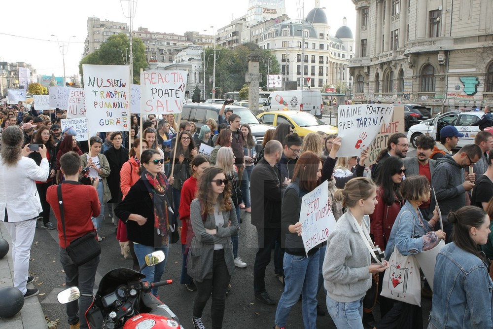 GALERIE FOTO/ Marş împotriva violenţei domestice, în Bucureşti: "Împreună pentru siguranţa femeilor"