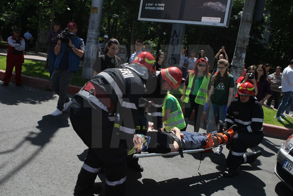 Cum intervin polițiștii în cazul unui accident rutier. Simularea, desfășurată într-o intersecție din București / VIDEO&FOTO