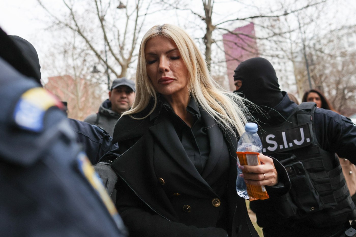 Laura Vicol, schimbată după ieșirea din arestul central. Cum arată machiată, dar fără extensiile pe care le purta zilnic în Parlamentul României
