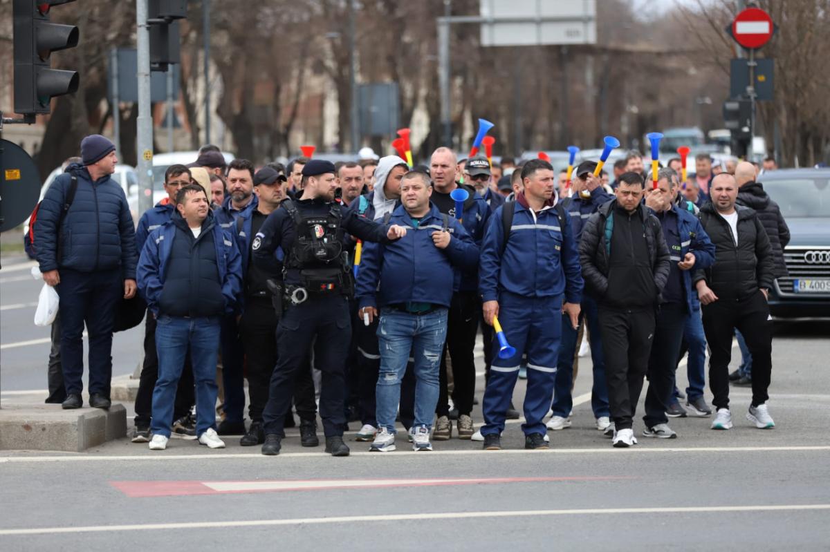 Fanii lui Călin Georgescu au spart barajul la protestul de la Guvern. Bătaie între mineri și jandarmi la finalul manifestației