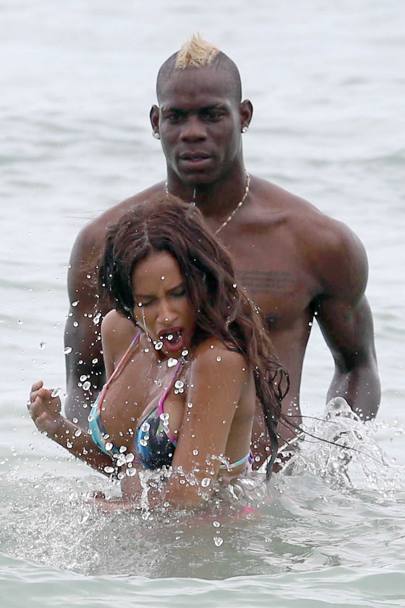 Balotelli, la mare cu prietenii și cu două fete! ^O ”traduce” pe Fanny?