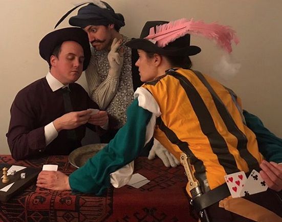Distracție de caratină: 4 prieteni au refăcut acasă picturile unor clasici! Cum arată, reinterpretate, operele lui Caravaggio și Vermeer