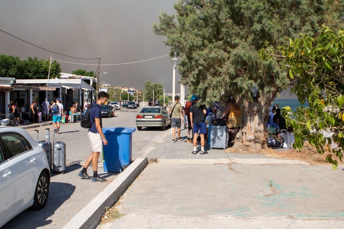 Mii de localnici și turiști, evacuați din case și hoteluri din calea flăcărilor, în Rodos. „Nu e un incendiu care se va termina mâine sau poimâine”