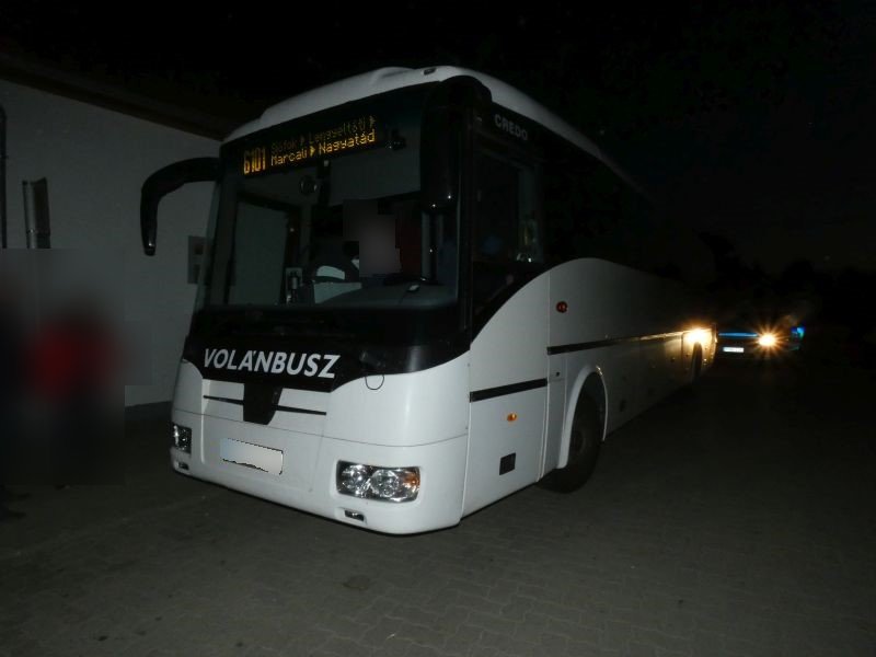 A buszon vezette le dühét három ittas férfi Böhönyén