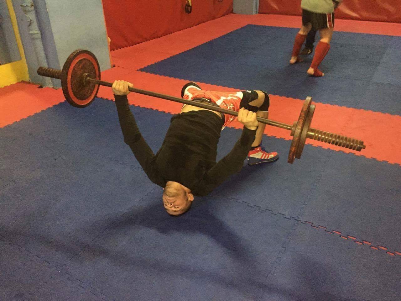 Divizia MMA, 31 octombrie: Bestia are forță și talent! Ridică 120 de kilograme stând în cap! GALERIE FOTO