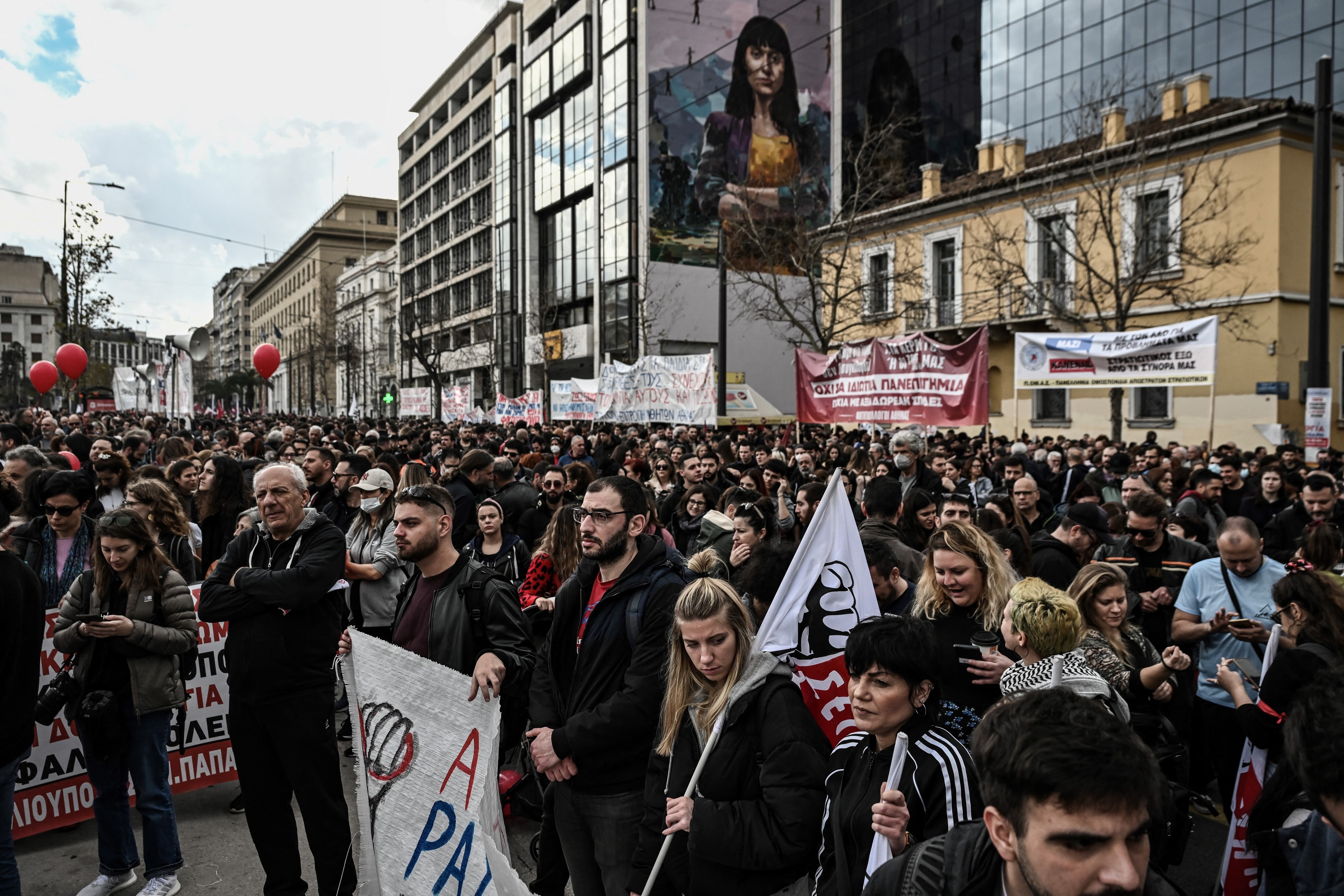 Protest pe străzile din Atena, la un an de la cel mai grav accident feroviar din istoria Greciei. „Nu uităm, cerem dreptate”