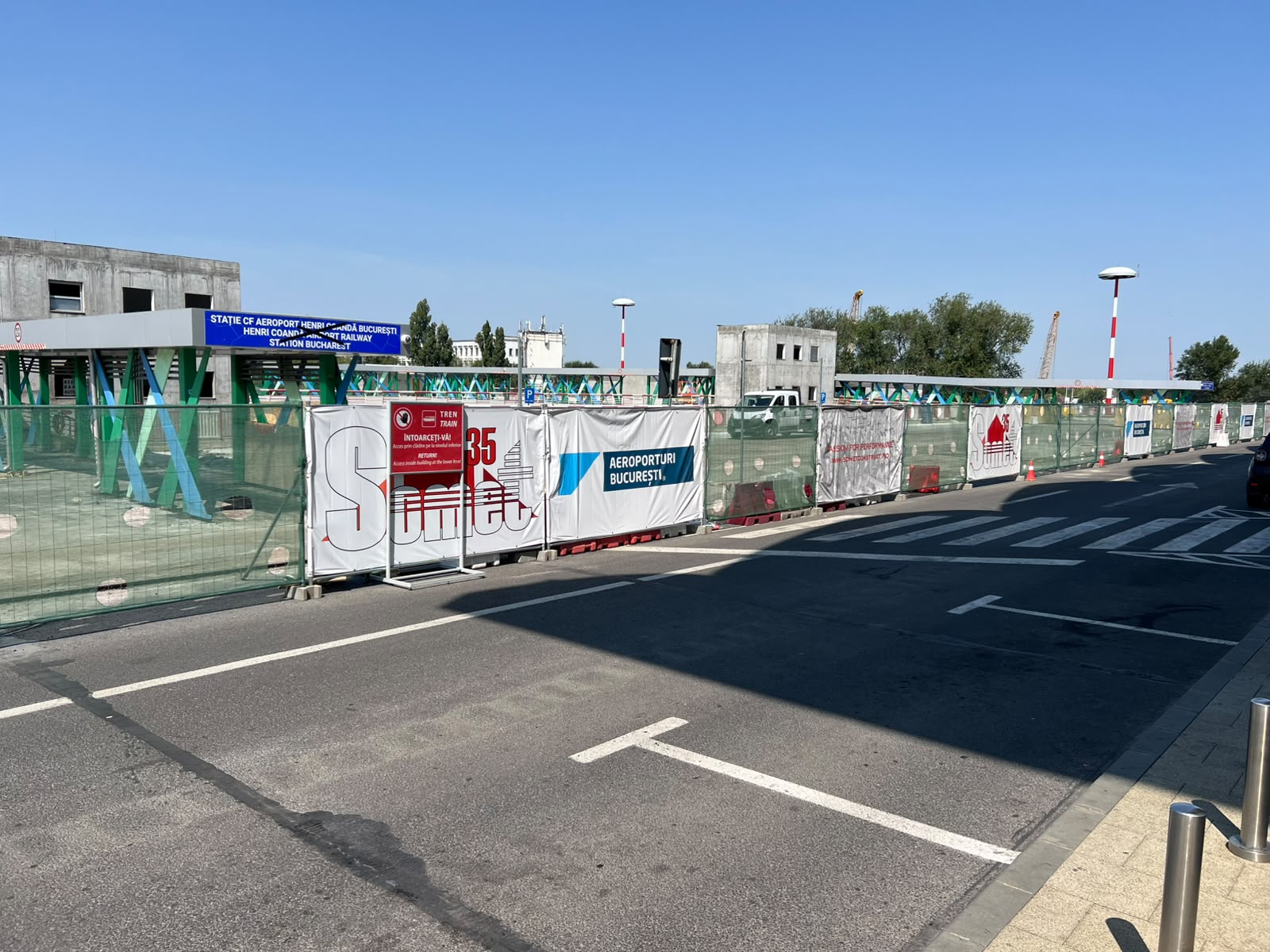 Parcarea terminalului Sosiri de la Aeroportul Otopeni se închide până anul viitor. Unde își pot lăsa pasagerii mașinile