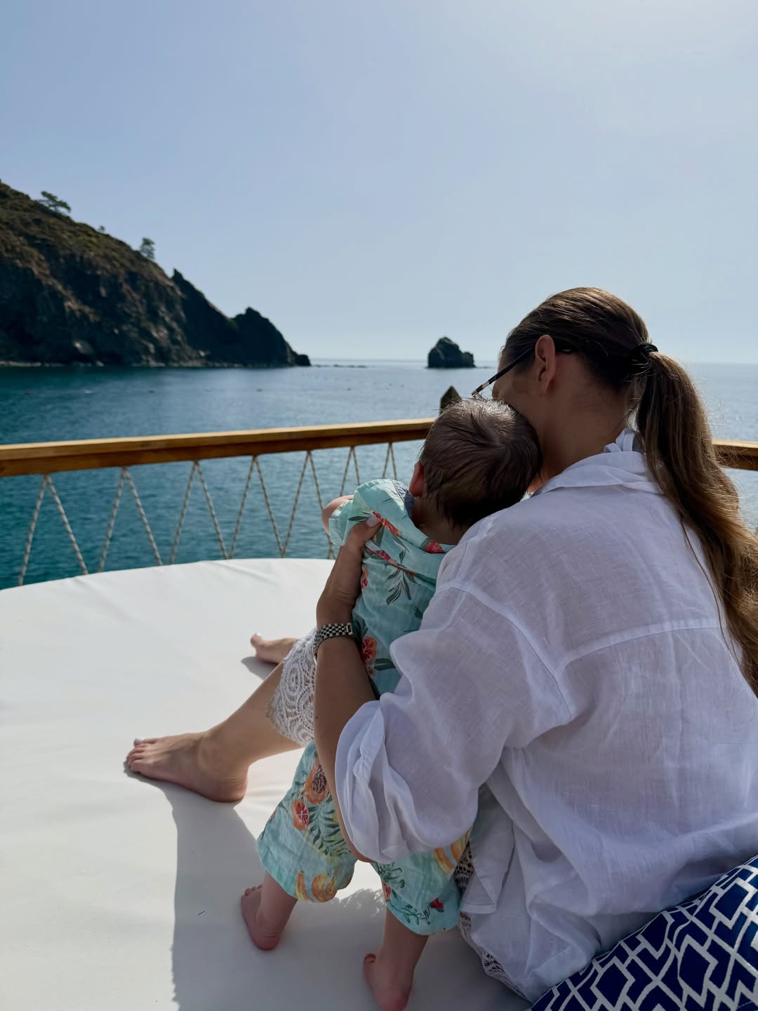 Imagini cu Roxana Nemeș și gemenii ei în vacanță, în Turcia. Cât costă sejurul la resortul de cinci stele din Antalya