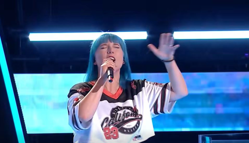 Mina Blue a întors toate scaunele la Vocea României
