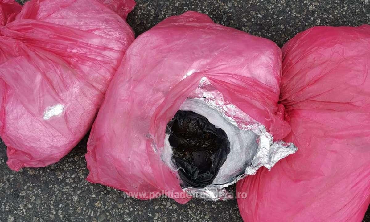 Peste 80 de kilograme de opiu, descoperite la Calafat, în TIR-ul unui turc. Drogurile valorează 1,5 milioane de euro