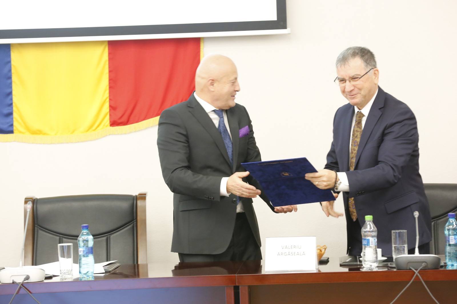 GALERIE FOTO/ Valeriu Argăseală a izbucnit în plâns când a primit placheta de cetățean de onoare al Buzăului. Aceeași distincție a primit-o și Ilie Năstase