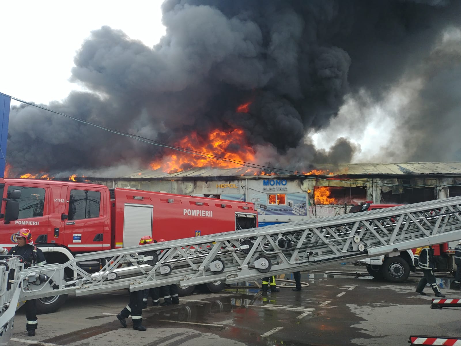 FOTO&VIDEO / Incendiu violent la un depozit de mase plastice și vopseluri de lângă București. Trei persoane au ajuns la spital