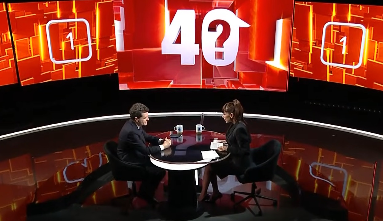 Gestul făcut de Denise Rifai față de Nicușor Dan în culisele emisiunii „40 de întrebări” de la Kanal D. Lui nu i-a lipsit faimosul carnețel