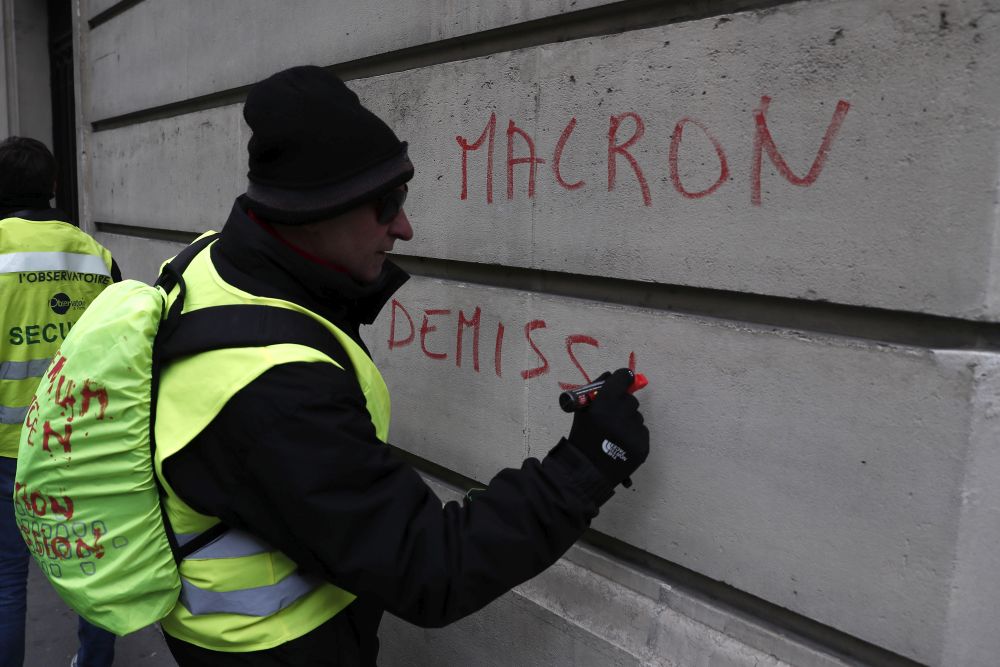 UPDATE/ „Vestele Galbene” continuă protestele în Paris. Zeci de persoane reținute. Gest inedit al unor franțuzoaice: protestează la bustul gol! FOTO în articol