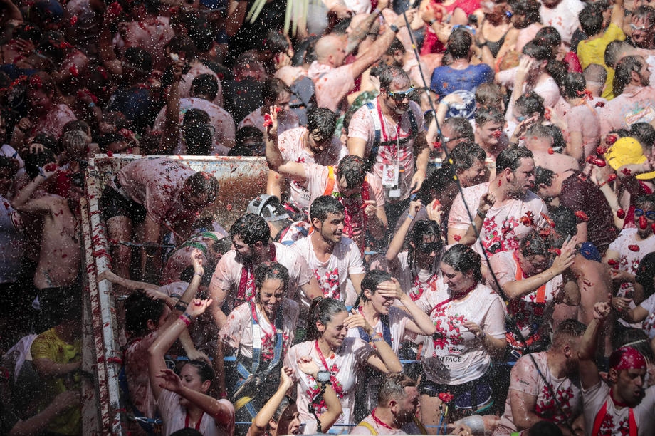 20.000 de oameni s-au bătut cu 130 de tone de roșii, la tradiționalul festival Tomatina din Spania