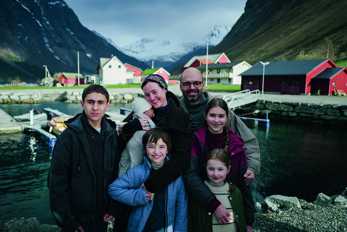 „Fjord”, cel mai recent film realizat de Cristian Mungiu, selectat în competiția oficială la Cannes 2026. Sebastian Stan și Renate Reinsve, în rolurile principale