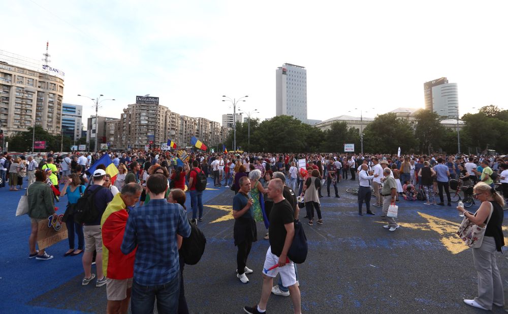 FOTO&VIDEO/ Incidente la protestul din Piața Victoriei. Oamenii s-au îmbrâncit cu jandarmii