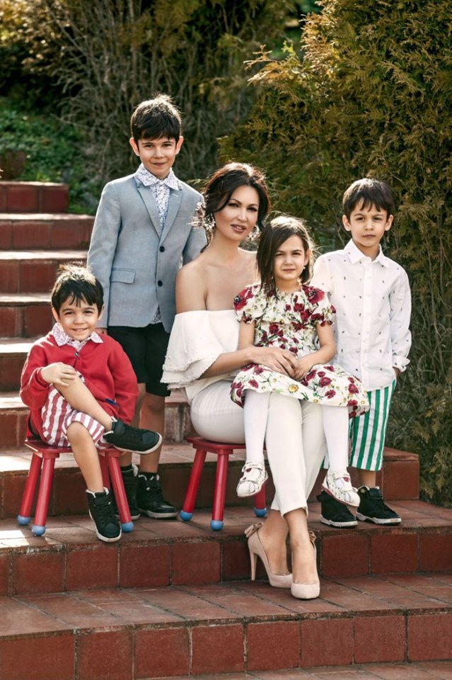 Nicoleta Luciu, surprinsă alături de cei patru copii. Fiul cel mare a depășit-o la înălțime pe mama lui
