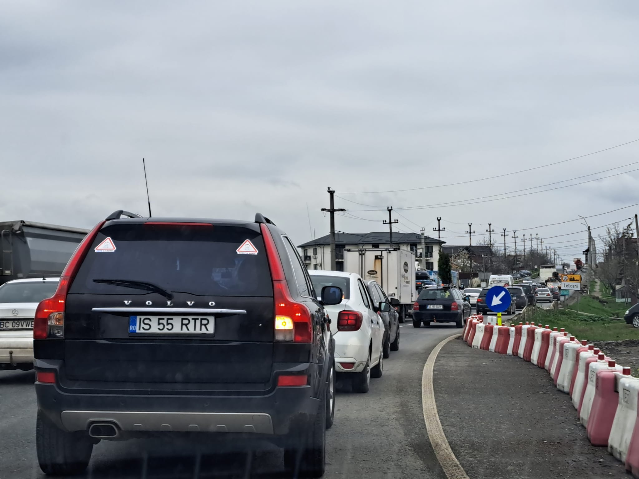 Zeci de oameni traversează cu lumânări aprinse pe trecerea de pietoni pe care un băiețel de 3 ani a fost strivit de un TIR, la Lețcani, în Iași | VIDEO