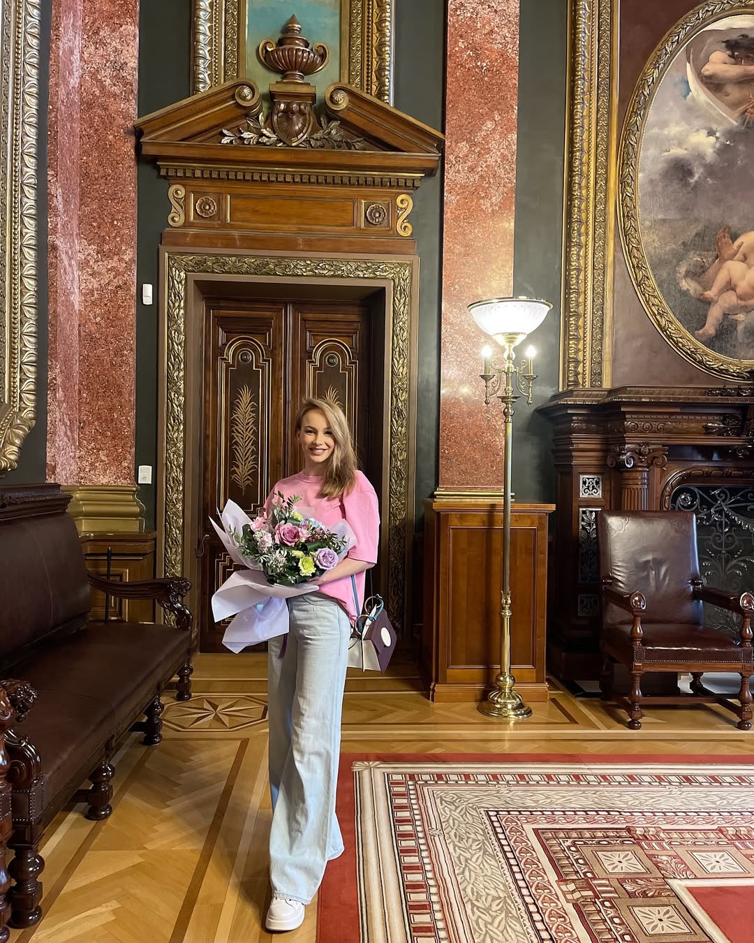 Renta viageră pe care Sandra Izbașa o primește lunar de la statul român. Câți bani îi intră în cont concurentei de la Power Couple România 2026