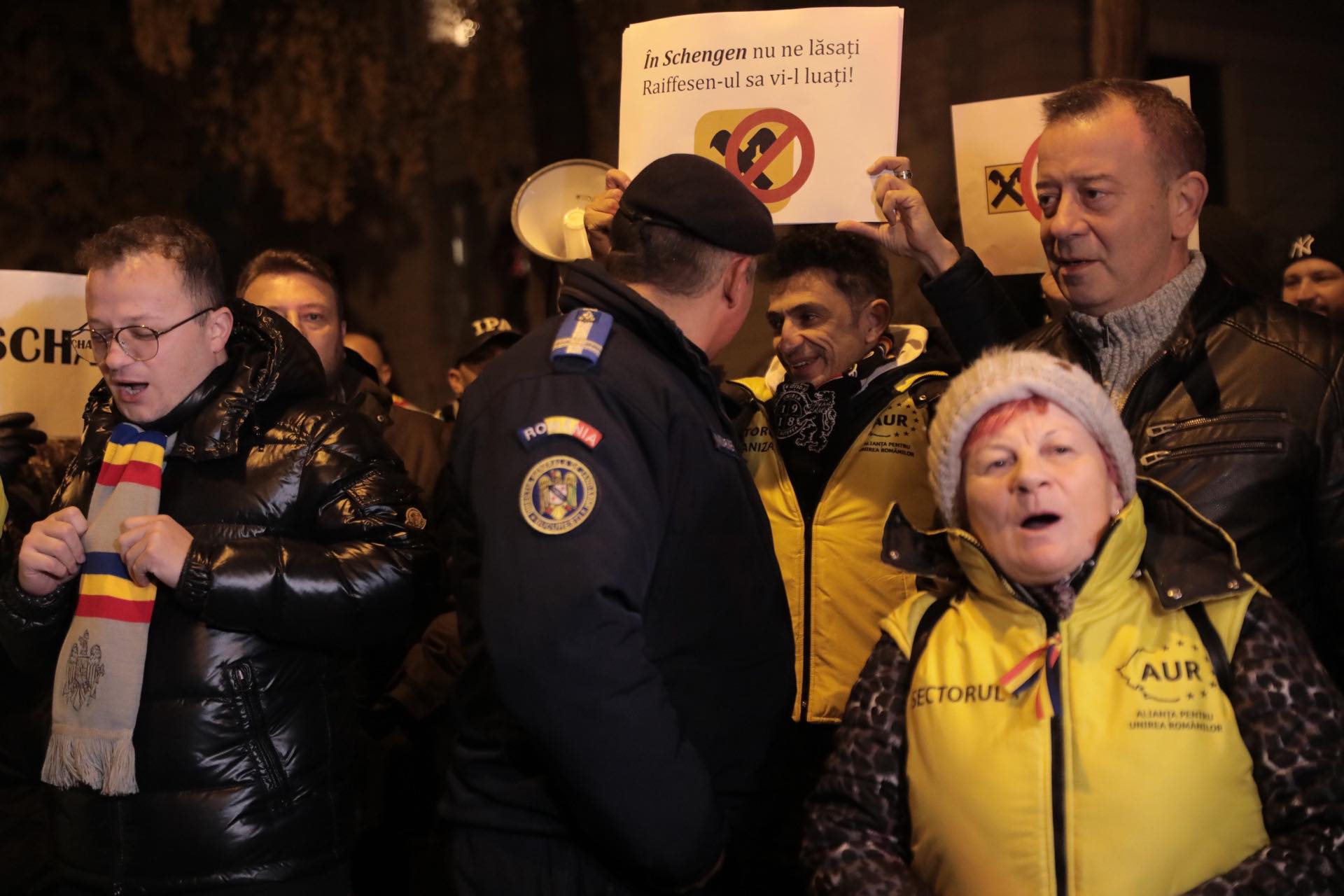 Protest AUR la ambasada Austriei din București. George Simion și simpatizanții săi, scandări împotriva politicienilor din coaliție