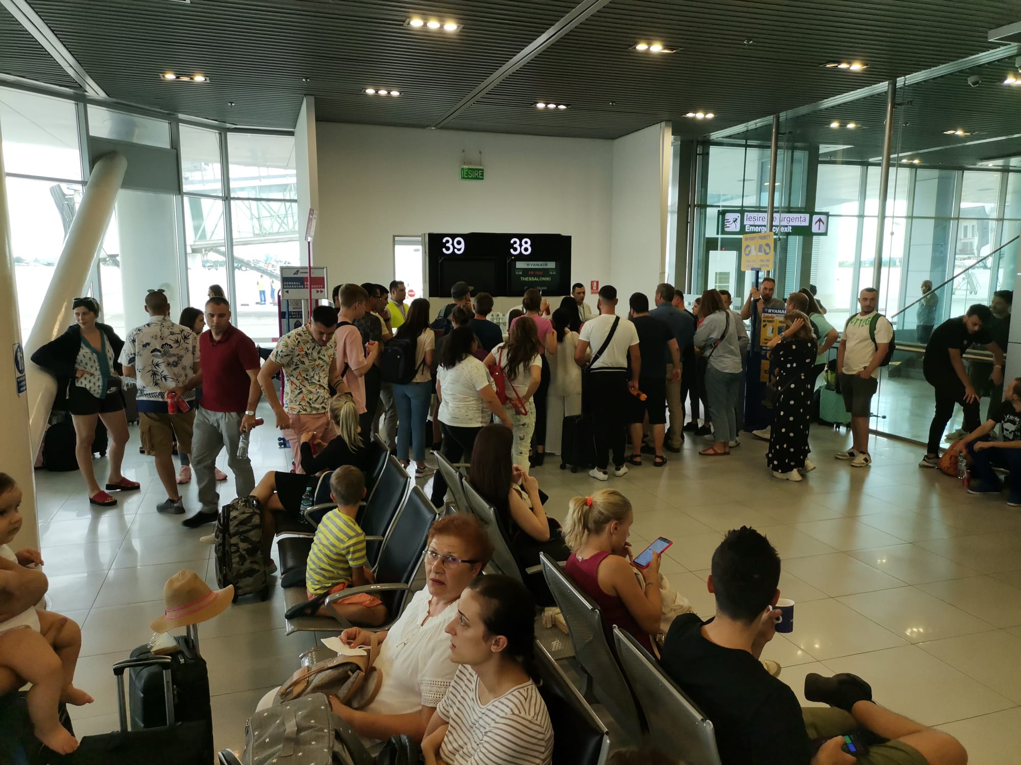 Întârziere de 10 ore pentru o cursă Otopeni-Salonic. Ce explicație au reprezentanții aeroportului pentru pasageri
