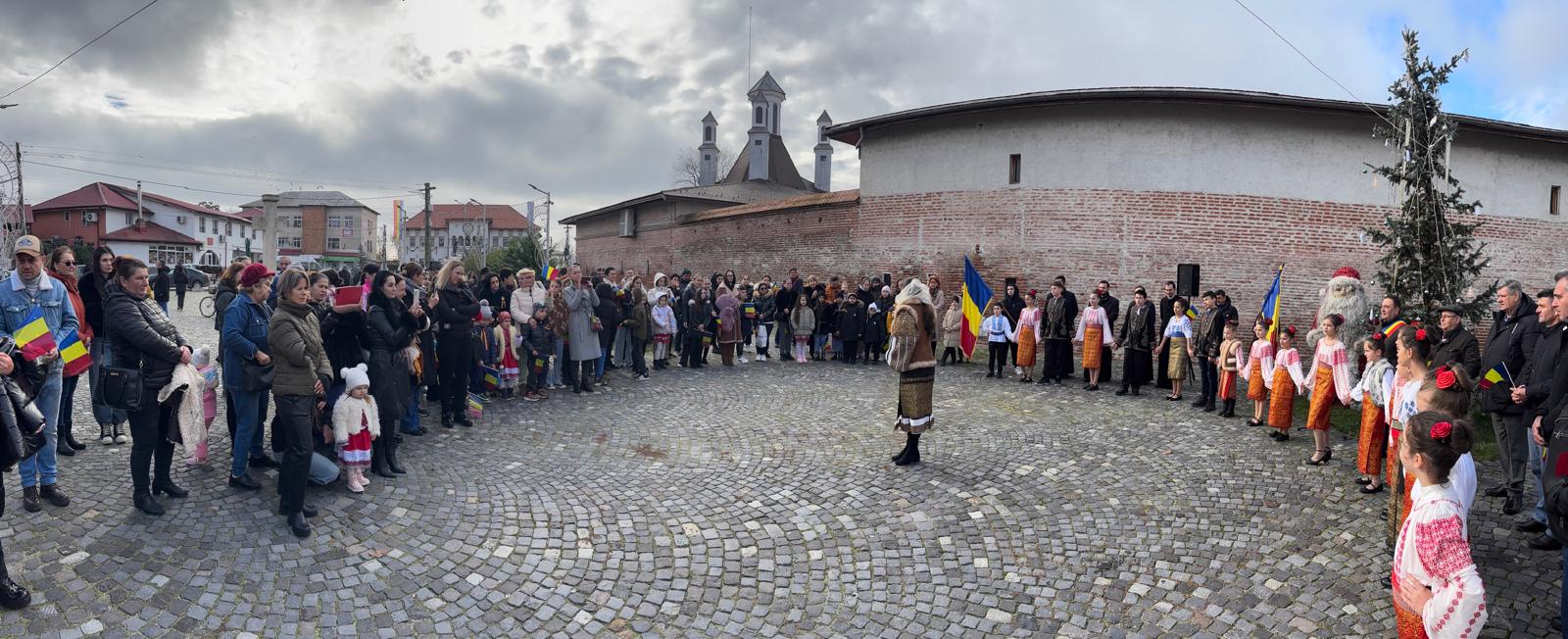 De Ziua Națională, la Potlogi, Dâmbovița, copiii au dat fasolea cu ciolan pe hotdog. „Nu vă luați după venetici”