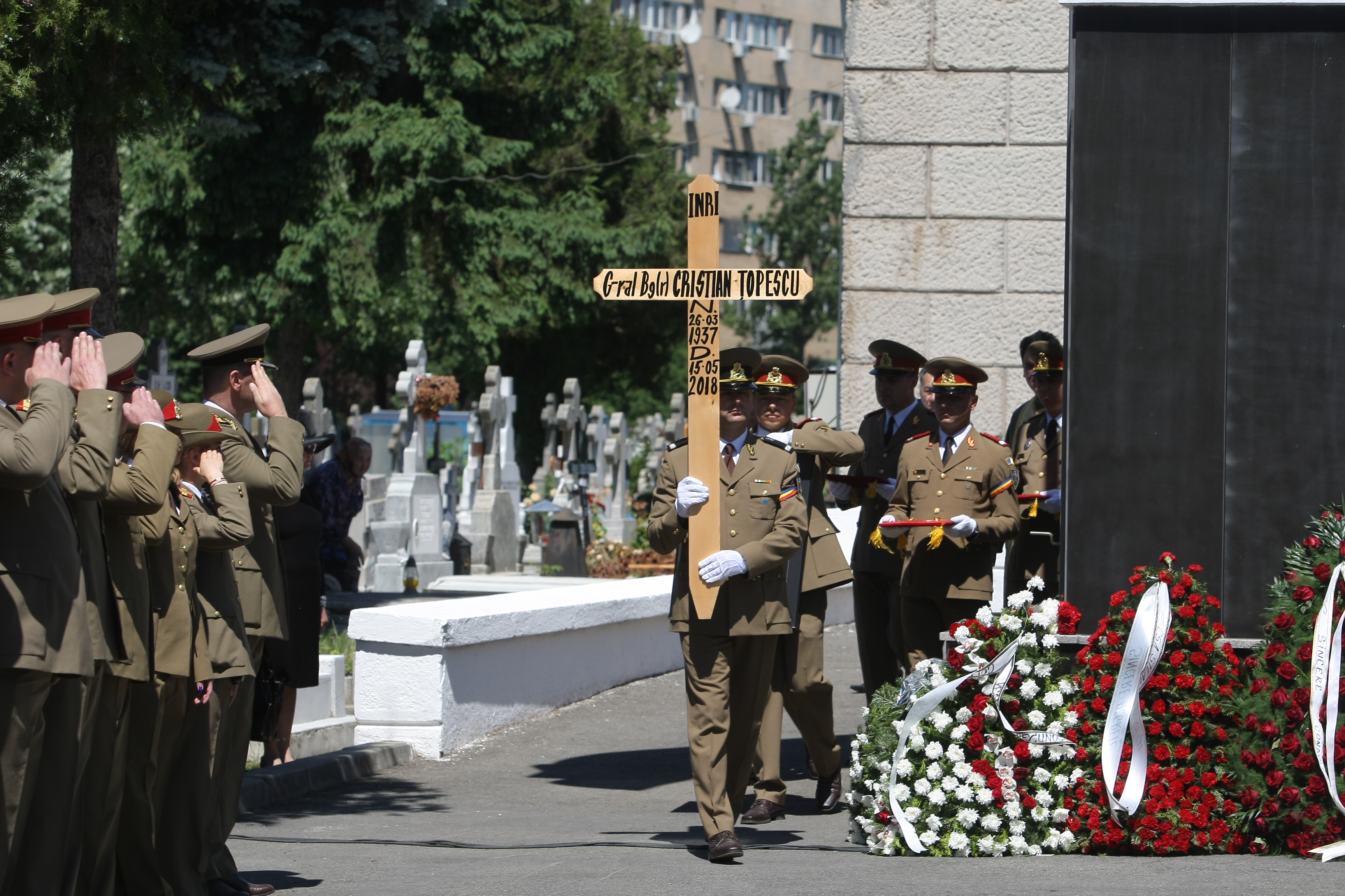 GALERIE FOTO&VIDEO/ Cristian Țopescu, înmormântat cu onoruri militare, la Cimitirul Ghencea Militar din București