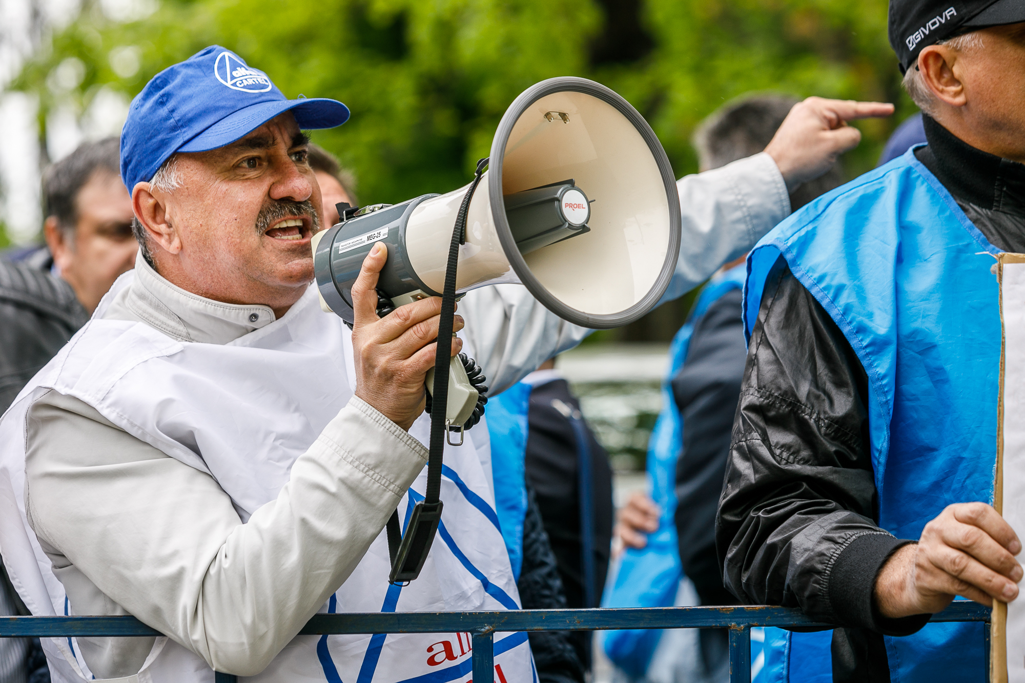 FOTOREPORTAJ | Portret de țară. Oamenii care au bătut țara pentru 2 lei pe oră în plus la salariu, în 20 de imagini. „Vestele albastre” de la Satu Mare au venit la București!