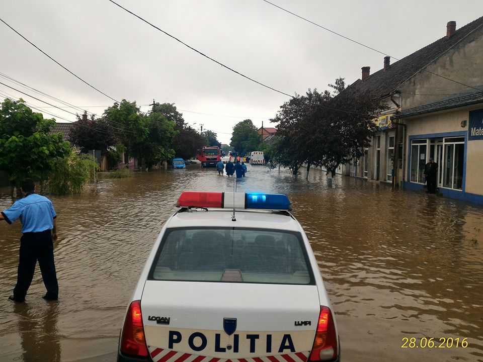 Dezastru în țară din cauza furtunilor! Zeci de oameni evacuați din calea apelor