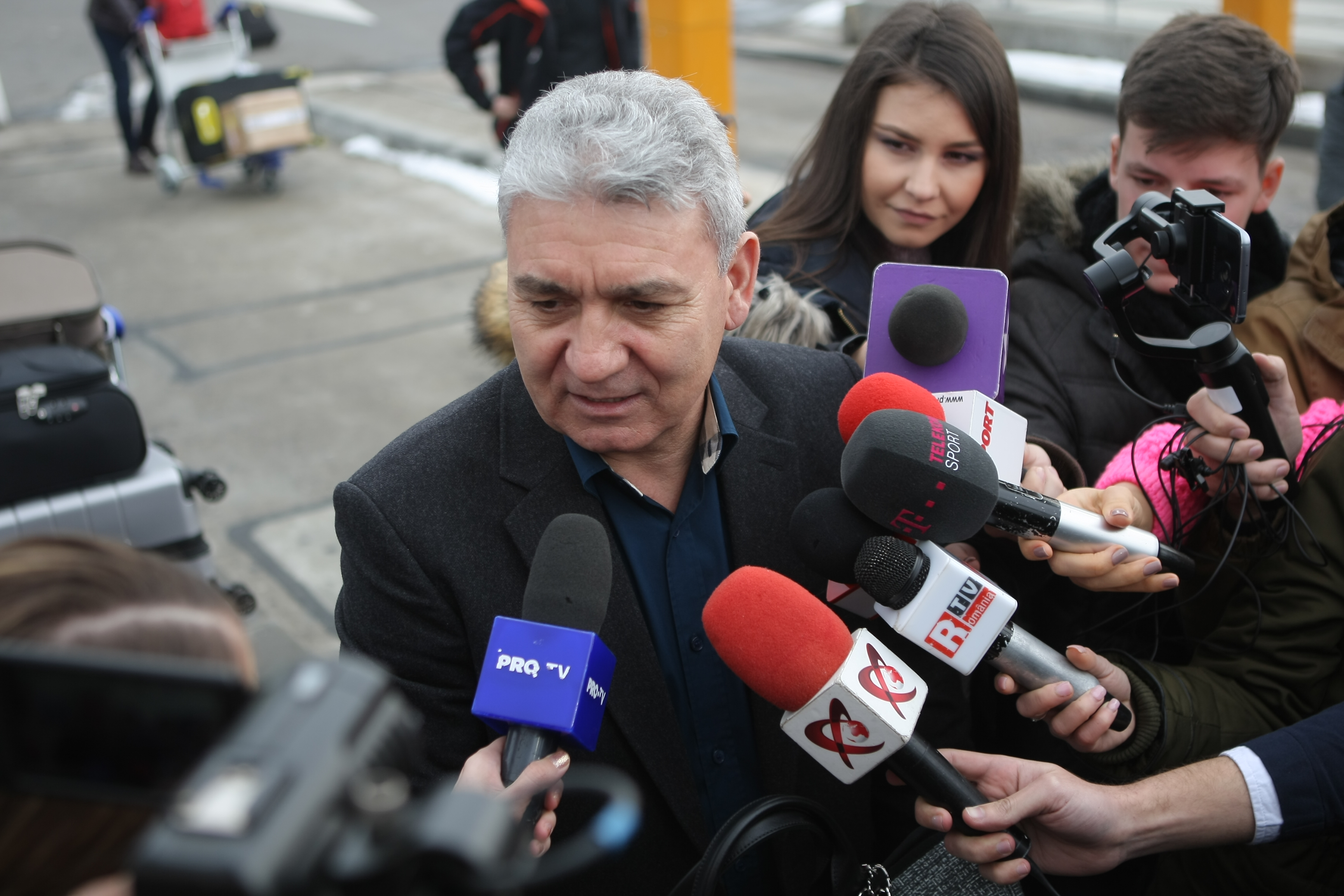 Simona Halep s-a întors acasă supărată și accidentată. A refuzat primirea la Salonul Oficial. Îmbulzeală la aeroport / GALERIE FOTO