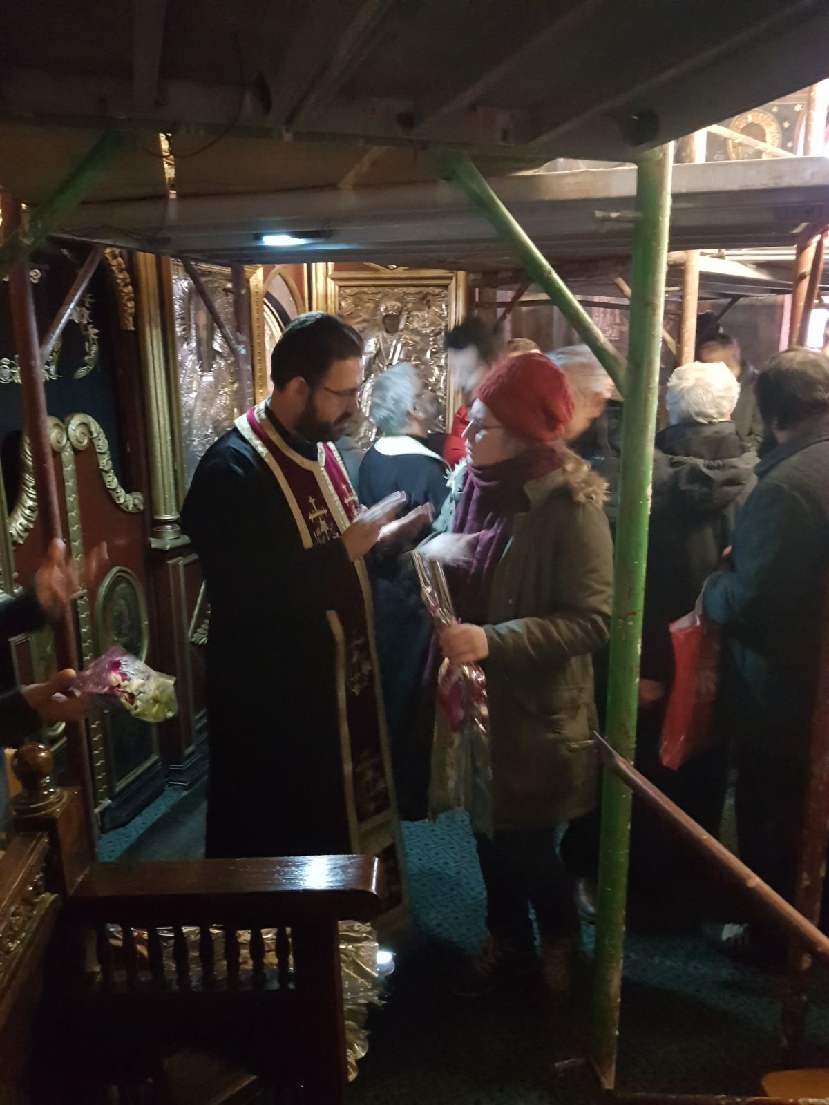 REPORTAJ VIDEO. Preotul care ține slujbele în tăcere. A transformat biserica într-un lăcaș pentru persoane cu nevoi speciale