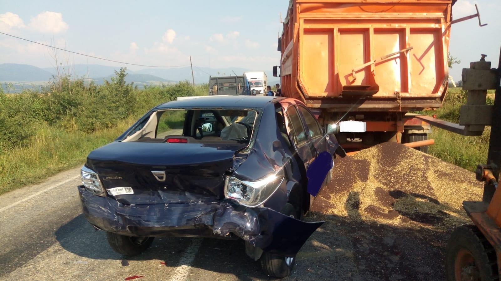 VIDEO&FOTO/ Accident pe DN 57, în Caraș-Severin. Două mașini s-au ciocnit din cauza rapiței scurse dintr-un camion pe șosea