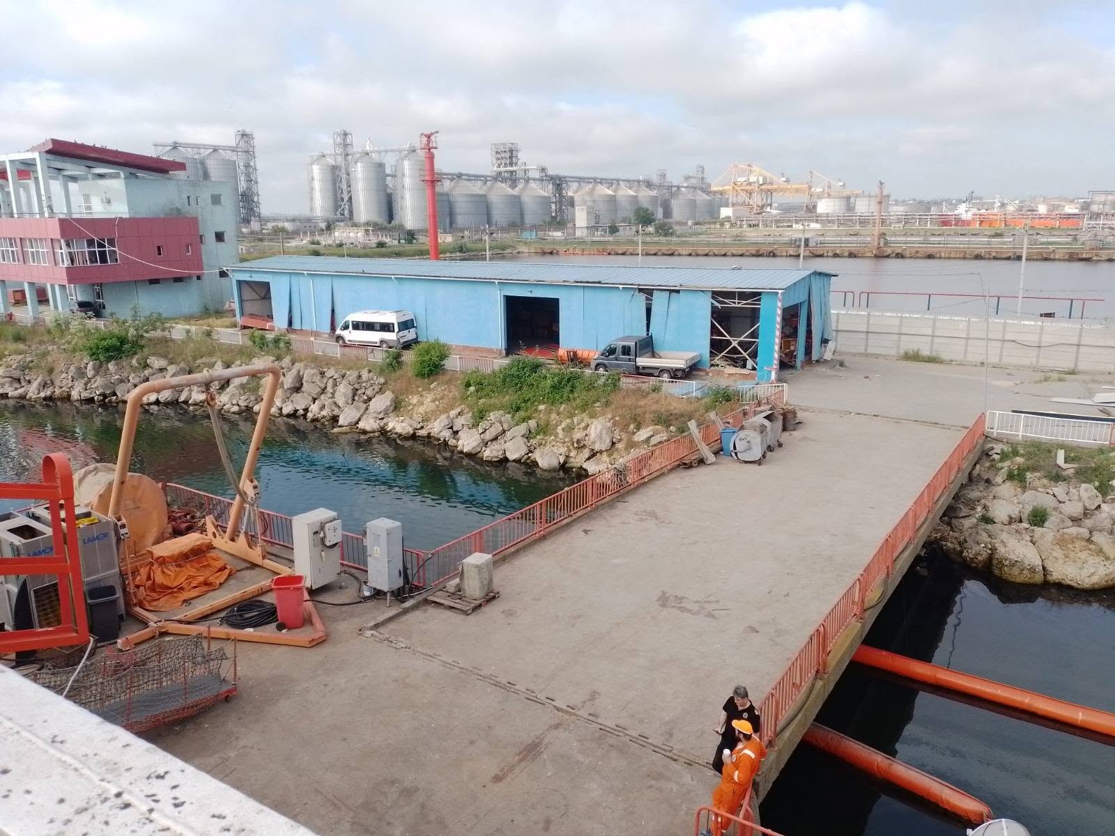Cum arată hala ARSVOM din Portul Constanța, după explozia dronei maritime în Dana 78