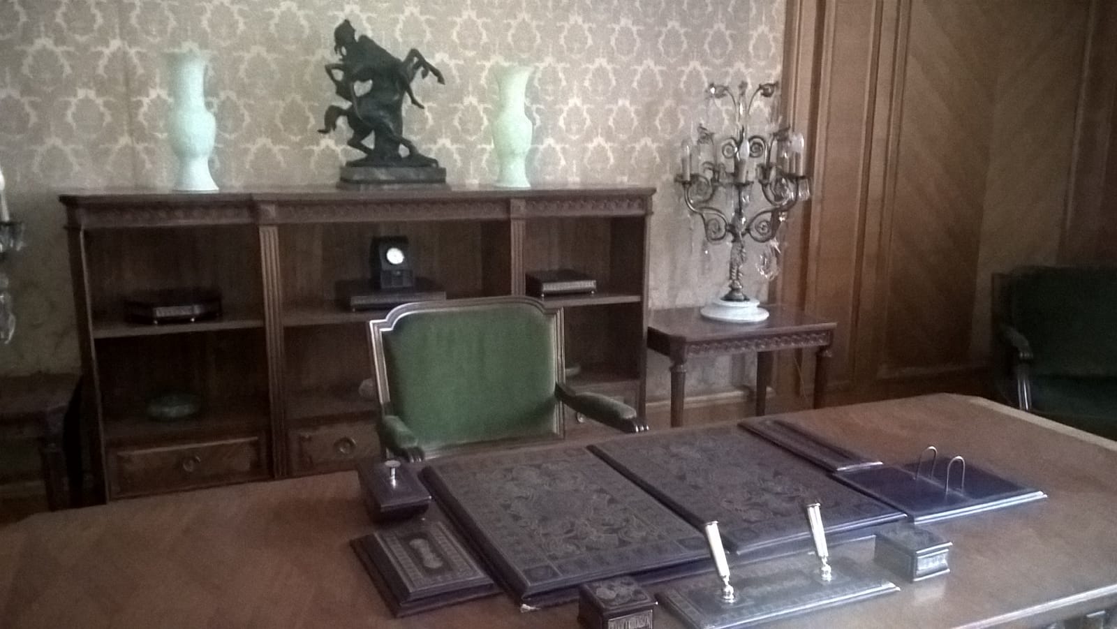 VIDEO REPORTAJ/ Cum se bucurau Ceaușeștii de clădirile luxoase confiscate de la "dușmanii poporului”: la munte cu suita și primiri pe covor roșu