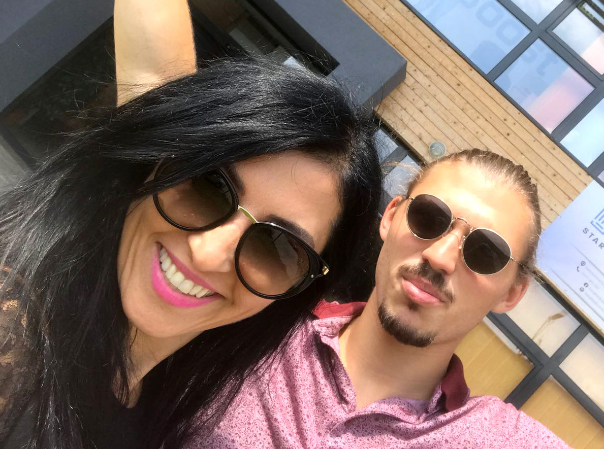 Cum arată fiul antrenoarei Kinga Sebestyen. Alex are 22 de ani și a petrecut patru luni în România împreună cu mama lui