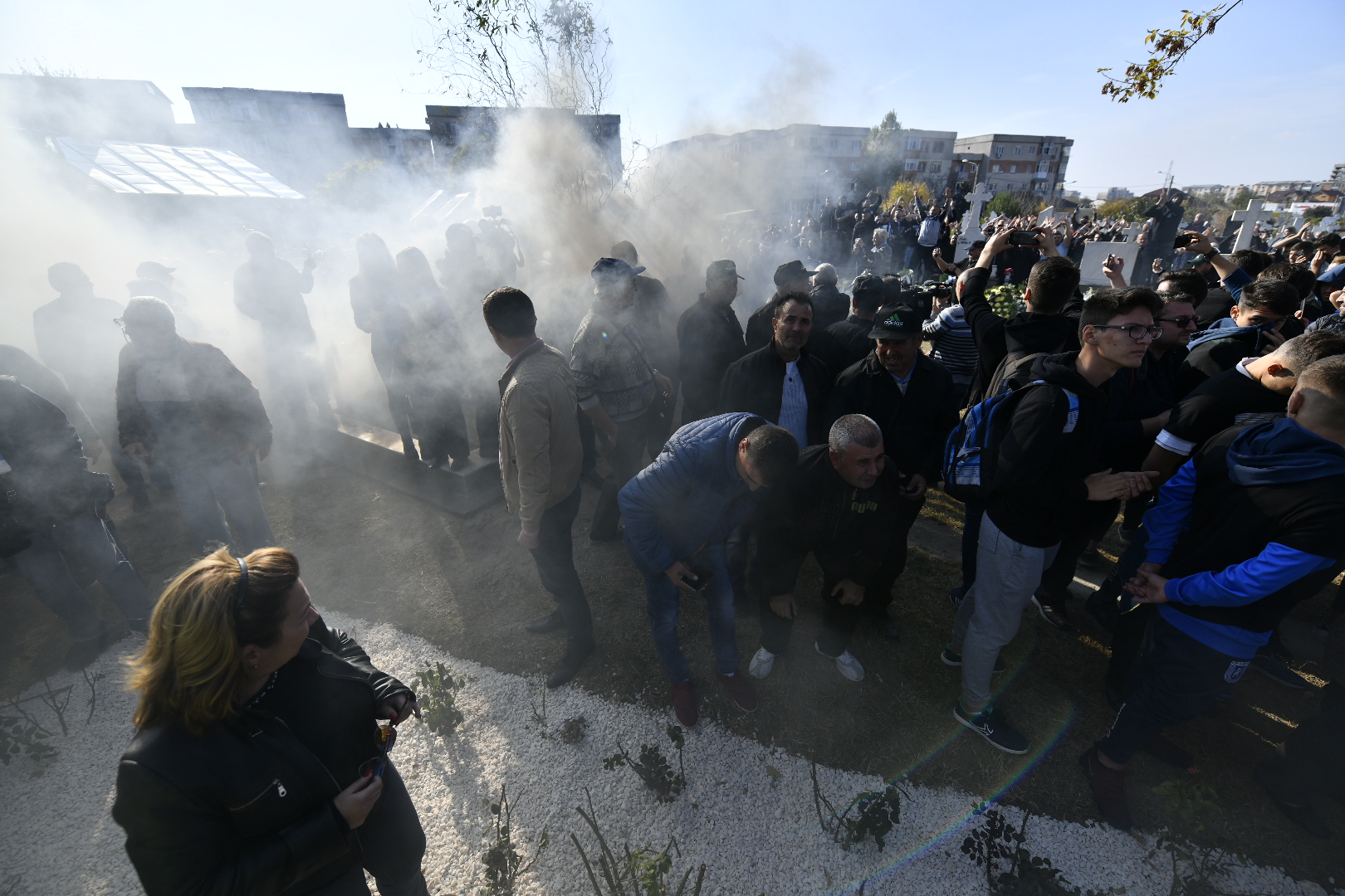 GALERIE FOTO / Mama lui Ilie Balaci a leșinat la înmormântarea fiului său