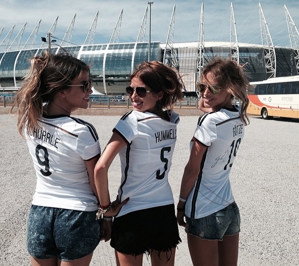 Un român a pipăit-o pe soţia superbă a unui fotbalist campion mondial! / GALERIE FOTO INCENDIARĂ